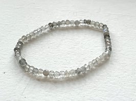 LIGHT Armband mit grauen facettierten Labradorit Steinen