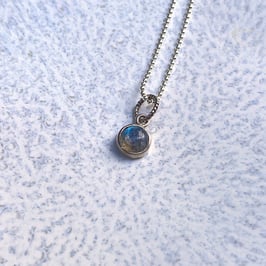 LIGHTBRINGER Kette Labradorit Anhänger rund Silber