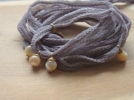 LOVELY DAY Chiffonseidenarmband mit Perlmutt - taupe