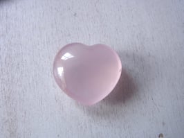 Rosenquarz Herz glänzend poliert