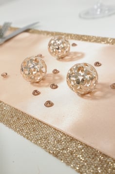 Tischbänder und Dekokugeln Maja