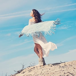 lea SHAWL - sky or select a custom colour