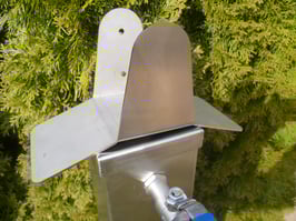 Schlauchhalter aus Edelstahl mit Schliff Korn 240 geeignet für Wandmontage | Wandschlauchhalter