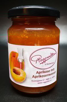 Aprikose mit Aprikosenwasser