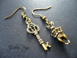 Boucles d'oreilles dépareillées Lapin Blanc et clé