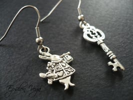 Boucles d'oreilles dépareillées Lapin Blanc et clé