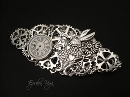 Broche Alice in Wonderland argentée