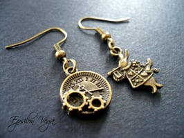Boucles d'oreilles dépareillées lapin blanc et horloge