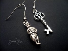 Boucles d'oreilles dépareillées Lapin Blanc et clé