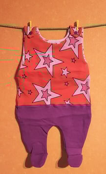 Strampler Sterne/rot Gr. 56