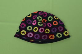 Beanie short Sterne bunt/schwarz KU 49/51