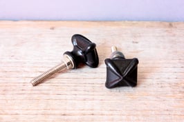 Kleiner, eckiger Möbelgriff schwarz / small drawer knob black