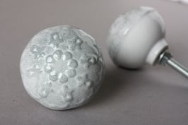 Grauer Schubladengriff mit Ornamenten | Grey Drawer Pull With Ornaments