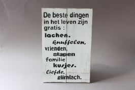 "De beste dingen in het leven zijn gratis lachen knuffelen vrienden slapen familie kusjes liefde glimlach" Wanddeko / Bild Zitat / rustic wall decor
