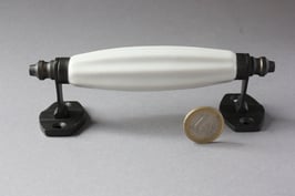 Weißer Griff aus Keramik im Landhaus Stil