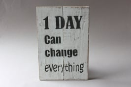 "1 day can change everything" Wanddeko / rustic wall decor / Bild mit Zitat