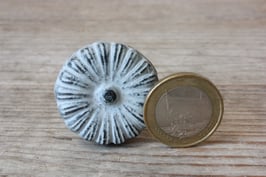 1 kleiner Möbelgriff grau Shabby Streifen / small drawer knob grey stripes