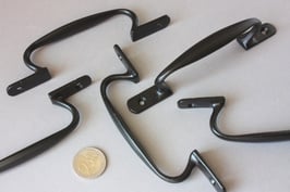 Schlichter Möbelgriff schwarz | straight cabinet pull black