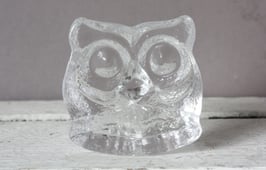 Lars Hellsten für Skruf Sweden / 3716 kleine Eule aus Glas - Briefbeschwerer / paperweight animal figurine Vintage