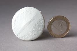 Rustikaler, weißer Shabby Griff / round white cabinet door pull