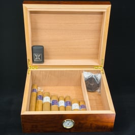 Humidor mit Zigarren und Feuerzeug