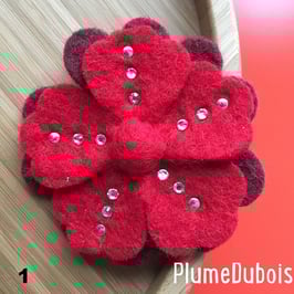 Grande broche fleur en laine feutrée.