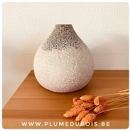 Joli petit vase à la peinture granuleuse