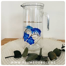 Vintage. Pichet aux freesias bleus