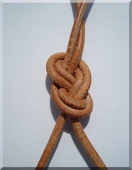 Lederband an einen Stein anbringen