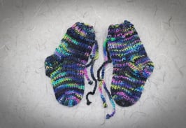 Handgestrickte Socken für Neugeborene