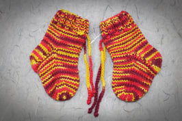 Handgestrickte Socken für Neugeborene