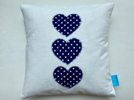 Kissen mit 3 getupften Herzen