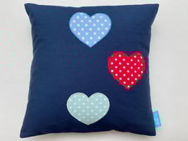 Kissen mit 3  bunten Herzen