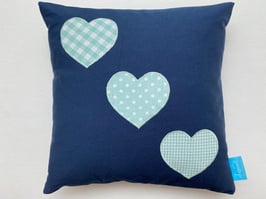 Kissen mit 3 diagonalen Herzen