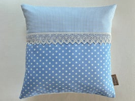 Kissen mit Spitze hellblau