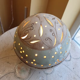 Leuchtkugel, Zarte Blütenornamente, D= 16 cm, Unikat, Handarbeit, frostsicher