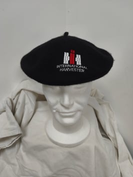 béret noir brodé IH