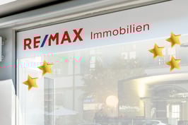 Gold-Sterne als Weihnachtsdekoration