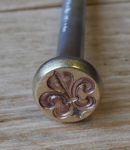 Matoir fleur de Lys dans un cercle