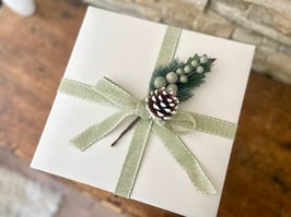 Großer weihnachtlicher Deko-Zweig mit glitzernden Kugeln und Zapfen - 10 Stück