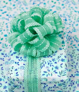 Ziehschleifenband PomPom Bow grün mit weißer Stickerei - 5 Meter