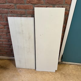 Houten vuren planken uit oude schoolkasten
