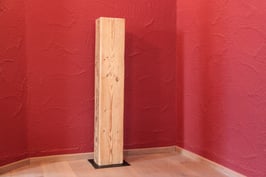 SÄULE AUS ALTHOLZ GEBÜRSTET MIT STAHLSOCKEL