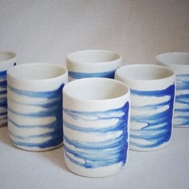 Tasse en porcelaine, volutes bleues