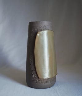 Vase monolithe vert mousse, pièce unique