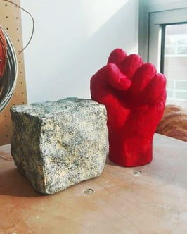 poing pouet en caoutchouc /  kit de survie (poing + pavé)