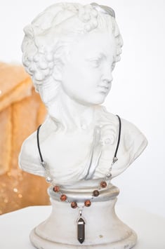 Kette mit Anhänger  „Elbenstein“ in braun