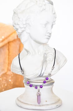 Kette mit Anhänger  „Elbenstein“ in lila