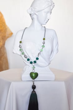 Kette mit Herzanhänger  „Tanzendes Herz“ in grün