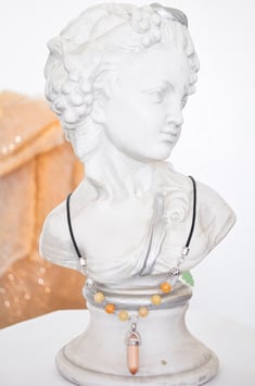 Kette mit Anhänger  „Elbenstein“ in hellbraun